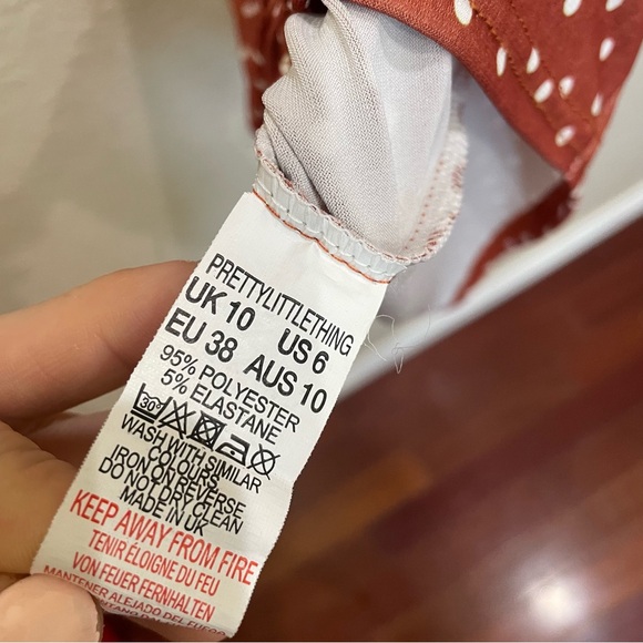 Pretty Little Thing TERRACOTTA POLKA DOT RUCHED FRONT LONG SLEEVE BODYCON DRESS - Picture 9 of 10